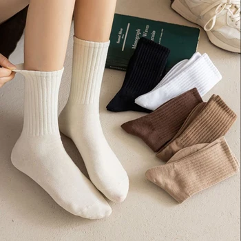 Черно Белые женские носки Осень Зима Средний носок в Корейском японском стиле Ins Трендовые хлопчатобумажные Кофейные Дизайнерские носки в стиле ретро для студентов